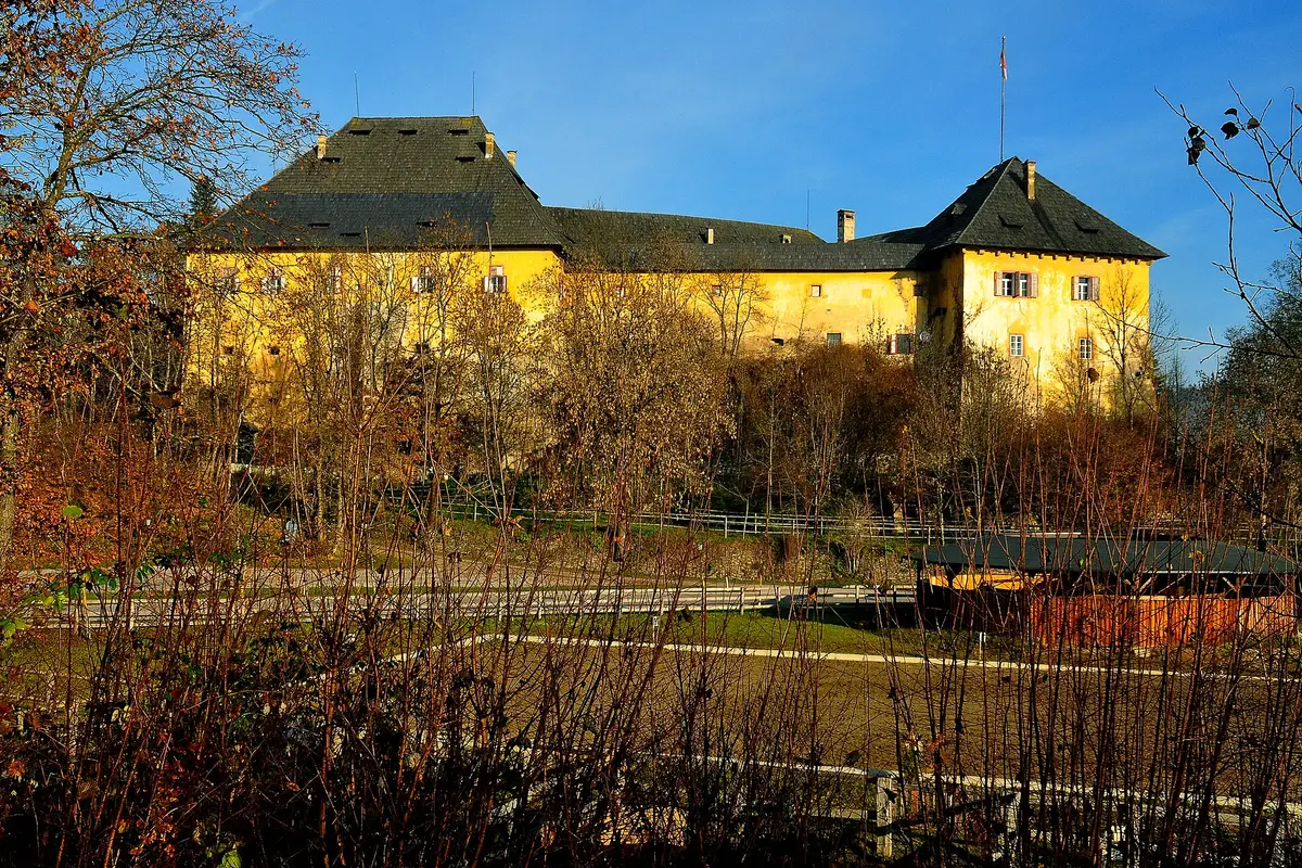 Schloss Hallegg — wedding venue in Klagenfurt, Austria