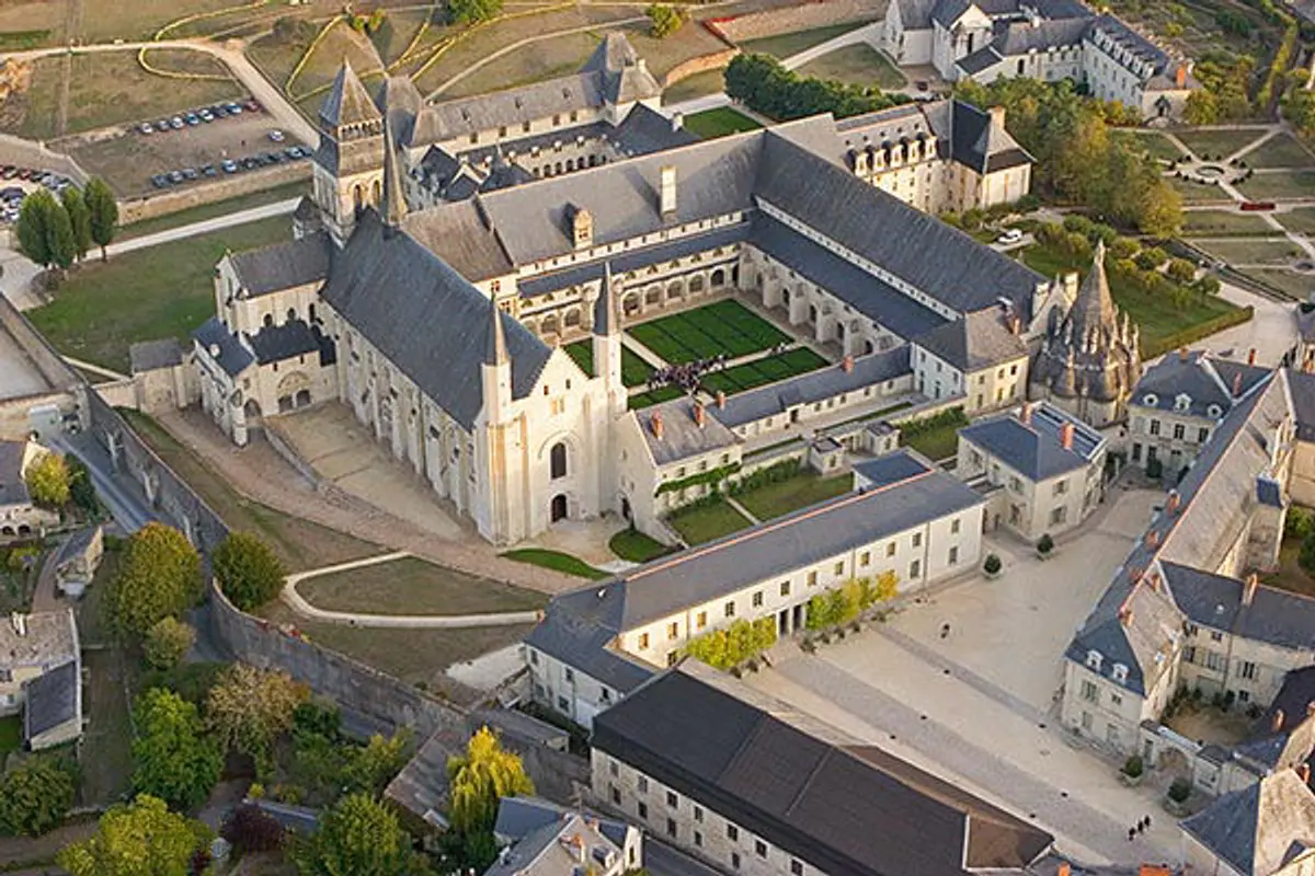 Abbaye Royale de Fontevraud — wedding venue in The Loire Valley, France